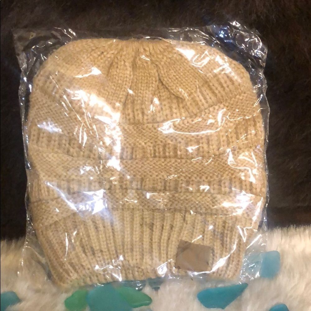 CC BEANIE messy bun NEW (3074)
